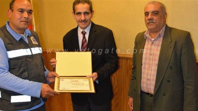 محافظ الغربية يكرم مسعفا وسائقا لأمانتهما | صور