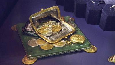 سويسرا تسك أصغر قطعة نقدية ذهبية حفرت عليها صورة أينشتاين