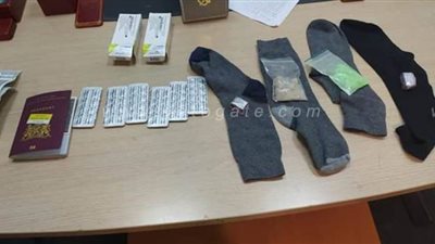 ضبط مخدرات وحشيش داخل جورب راكب بمطار القاهرة