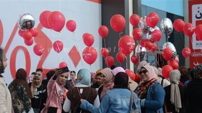 احتفال الشباب بالبالونات الحمراء داخل معرض الكتاب | صور