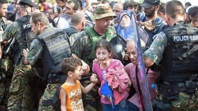 الجيش المجري يمنع عبور المهاجرين نهر 