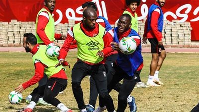 فقرة ترفيهية للاعبي الاهلي فى المران المسائي