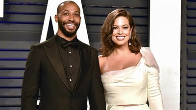 آشلي جراهام تستقبل طفلها الأول وتشكر جمهورها