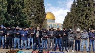 25 ألف فلسطيني يؤدون الجمعة في الأقصى رغم إجراءات الاحتلال المشددة