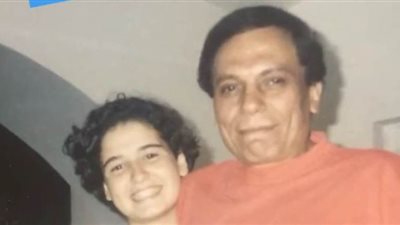 هنا شيحة تحتفل بعيد ميلاد عادل إمام بصورة تجمعهما من طفولتها