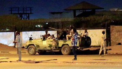 القوات المسلحة السودانية تطلق النار على توك توك وتقتل شخصين لاختراقهما حظر التجول