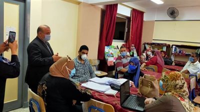 وكيل تعليم الدقهلية يتابع تسليم المشروعات البحثية بـ