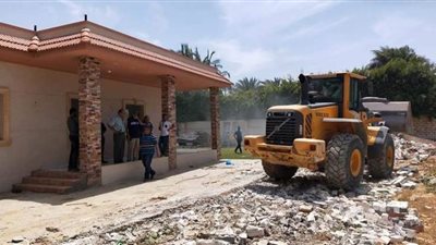 حي العامرية يهدم فيلا بنيت على أملاك الدولة | صور