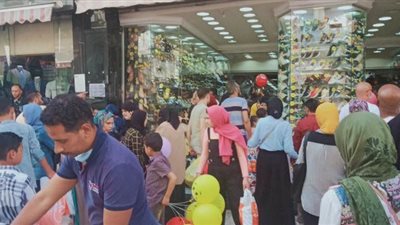 زحام بأسواق الإسكندرية لشراء ملابس العيد برغم قرار منع التجمعات | صور