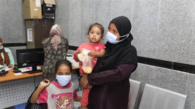 محافظ قنا يرافق سيدة وابنتها إلى مستشفى الجامعة لإجراء فحوصات طبية | صور
