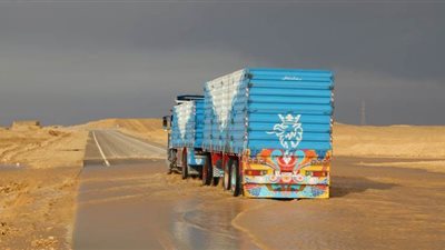 نائب محافظ قنا يتابع عمليات سحب وشفط تراكمات مياه الأمطار بطريق 