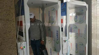 كاشف حرارة وبوابات تعقيم إلكترونية على مدخل شركة 