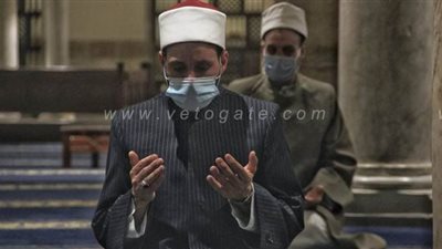 10 صور ترصد صلاة العشاء والتراويح في الجامع الأزهر بالكمامات الطبية