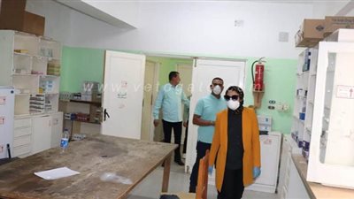 نائب محافظ الوادى الجديد تتابع سير العمل بمستشفى الفرافرة المركزى