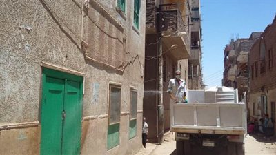 حملات تعقيم وتطهير بقرى قفط في قنا بعد ظهور حالات لفيروس كورونا | صور