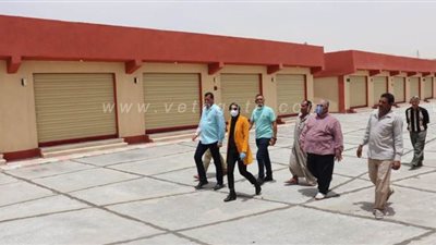 نائب محافظ الوادى الجديد تتابع أعمال تنفيذ السوق الحضاري بالفرافرة
