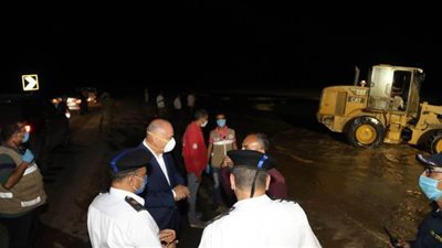 استمرار أعمال شفط مياه السيول من الطريق الشرقي بقنا | صور