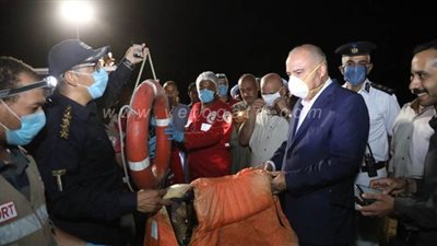 محافظ قنا يتابع تجهيزات الإغاثة وفرق الهلال الأحمر لانتشال العالقين بسبب السيول