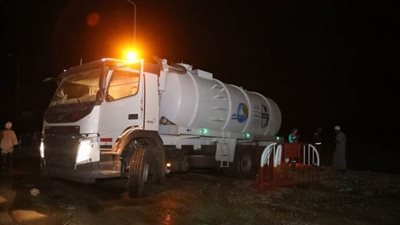 14 صورة ترصد عمليات شفط مياه الأمطار والسيول لإعادة فتح الطريق الشرقي