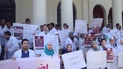 برلماني يطالب بتسجيل الأطباء وفق النظام القديم لحل أزمة 8700 طبيب شاب