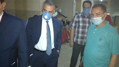 محافظ سوهاج يتابع الحالة الصحية لمصابي التسمم الجماعي بسبب وجبة جاهزة
