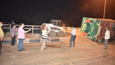 محافظ أسيوط يتفقد أعمال احتواء أزمة انقلاب مقطورة محملة بالفوسفات | صور