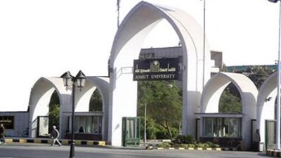 وقف عضو هيئة تدريس بجامعة أسيوط عن العمل لتوليه إجراء الأبحاث بدلاً عن الطلاب