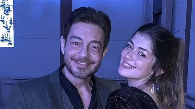 أحمد زاهر يشيد بأداء ابنته بمشهد معرفتها وفاة والدها في 