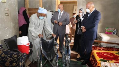 محافظ قنا يسلم كرسيين متحركين لشابين من ذوي الاحتياجات الخاصة |صور