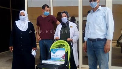 عجلة وكوفرتة.. هدية محافظ المنوفية لأول مولود داخل العزل الصحي بالباجور