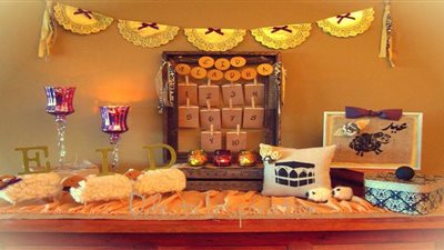 اقتراحات للاستمتاع بالعيد في المنزل.. تشغيل تسجيلات صوتية لتكبيرات العيد.. وأداء الصلاة مع الأسرة.. تزيين الستائر الشيفون والمرايا بالإضاءات الملونة.. عمل حفلة شواء وصناعة هدايا