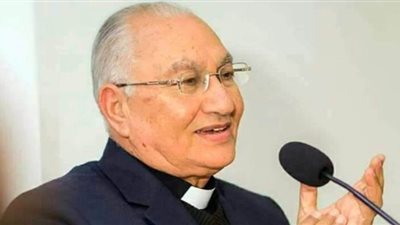 القس أندريه زكي يترأس صلاة الجنازة على رئيس مجمع الإيمان