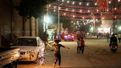 ضحك ولعب.. هكذا يقضى الأطفال فى المناطق الشعبية ليالي رمضان | صور