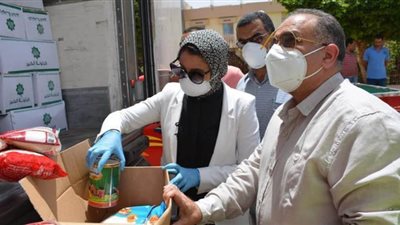توزيع 10 آلاف كرتونة غذائية على الحالات الأولى بالرعاية في الوادي الجديد 