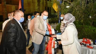 بأعلام مصر والحلوى.. محافظ الشرقية يستقبل أول فوج من العائدين بالخارج | فيديو وصور