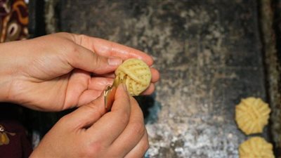 أجواء مبهجة.. كورونا يعيد الزمن الجميل لصناعة كعك العيد فى البيت | صور