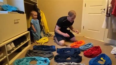 أمريكي يفوز بتحدي جينيس بعد ارتداء 10 قمصان في 15 ثانية | فيديو