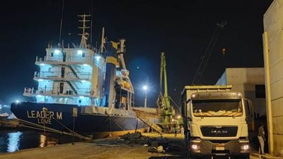 نشاط في حركة السلع والبضائع والسفن والشاحنات بميناء الإسكندرية