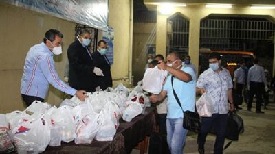 قيادات جامعة كفر الشيخ يستقبلون ثاني أفواج العالقين بالخارج بلافتات الترحيب | صور