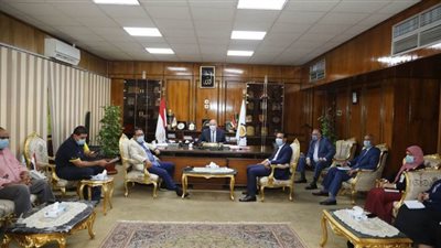 محافظ قنا يتابع الموقف التنفيذي لمشروعات الصرف الصحي |صور