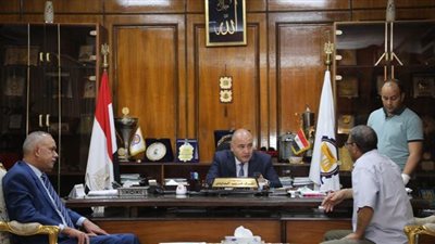 محافظ قنا يؤكد ضرورة التفاعل الفوري مع شكاوى المواطنين| صور