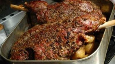 طريقة تحضير كتف خروف مشوي بالخضروات |فيديو