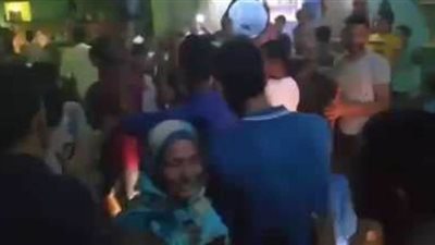 مشهد كارثي.. قرية بالشرقية تتحدى كورونا وتحتفل بعودة ربة منزل l فيديو