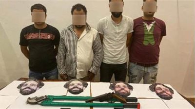 صحف عالمية تسلط الضوء على واقعة ارتداء لصوص لقناع محمد صلاح | صور