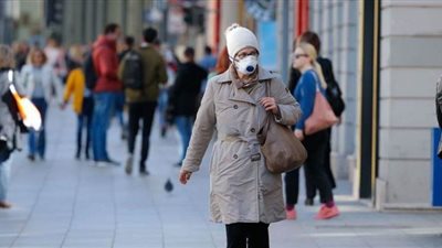 إسبانيا تلزم مواطنيها بارتداء الكمامات في الأماكن العامة