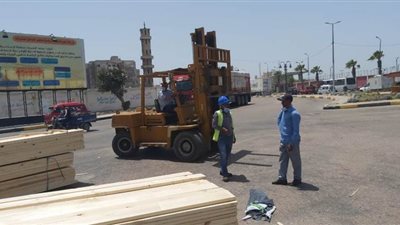 انقلاب سيارة محملة بالأخشاب بمنطقة وادي القمر في العجمي | صور