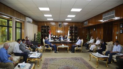 محافظ قنا يلتقي مسئولي المرور والطرق | صور