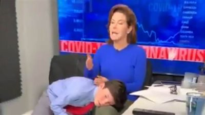 مذيعة أمريكية تحتضن ابنها أثناء تقديم برنامج إخباري | فيديو