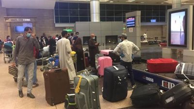 مطار القاهرة يستقبل ٩٠٢ مصري عالق بالإمارات