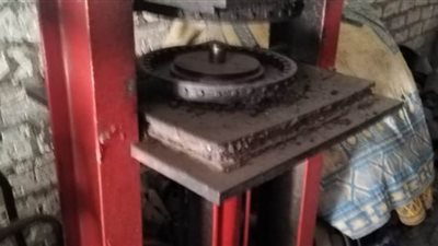 ضبط مصنعي منظفات وكاوتش بدون تراخيص في الإسكندرية| صور